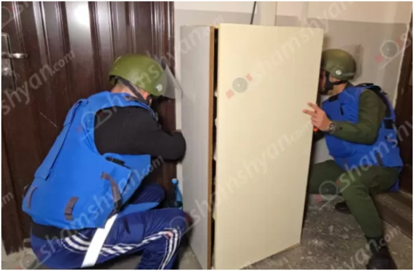 Քրեակատարողական հիմնարկի աշխատակցի տան դռան բռնակին հայտնաբերվել է պայթուցիկի նմանվող կասկածելի իր. ժամանել են սակրավորները